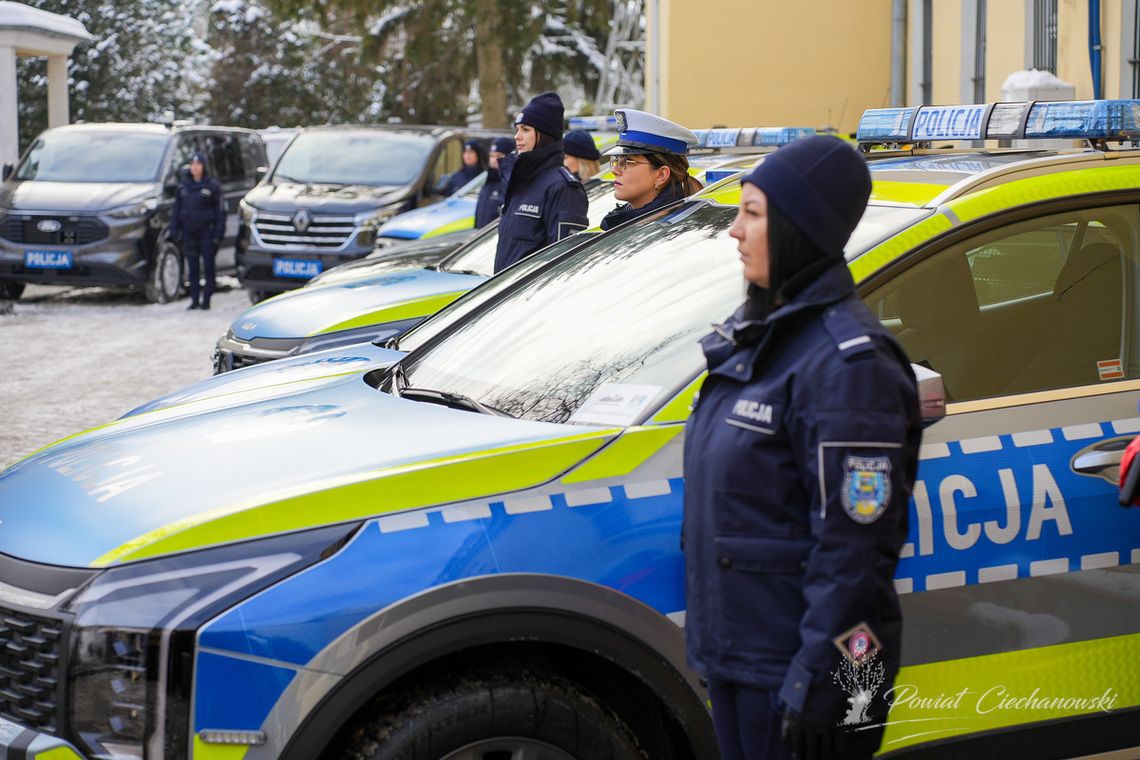 Nowoczesna flota dla bezpieczeństwa mieszkańców – 9 nowych radiowozów trafiło do ciechanowskiej Policji