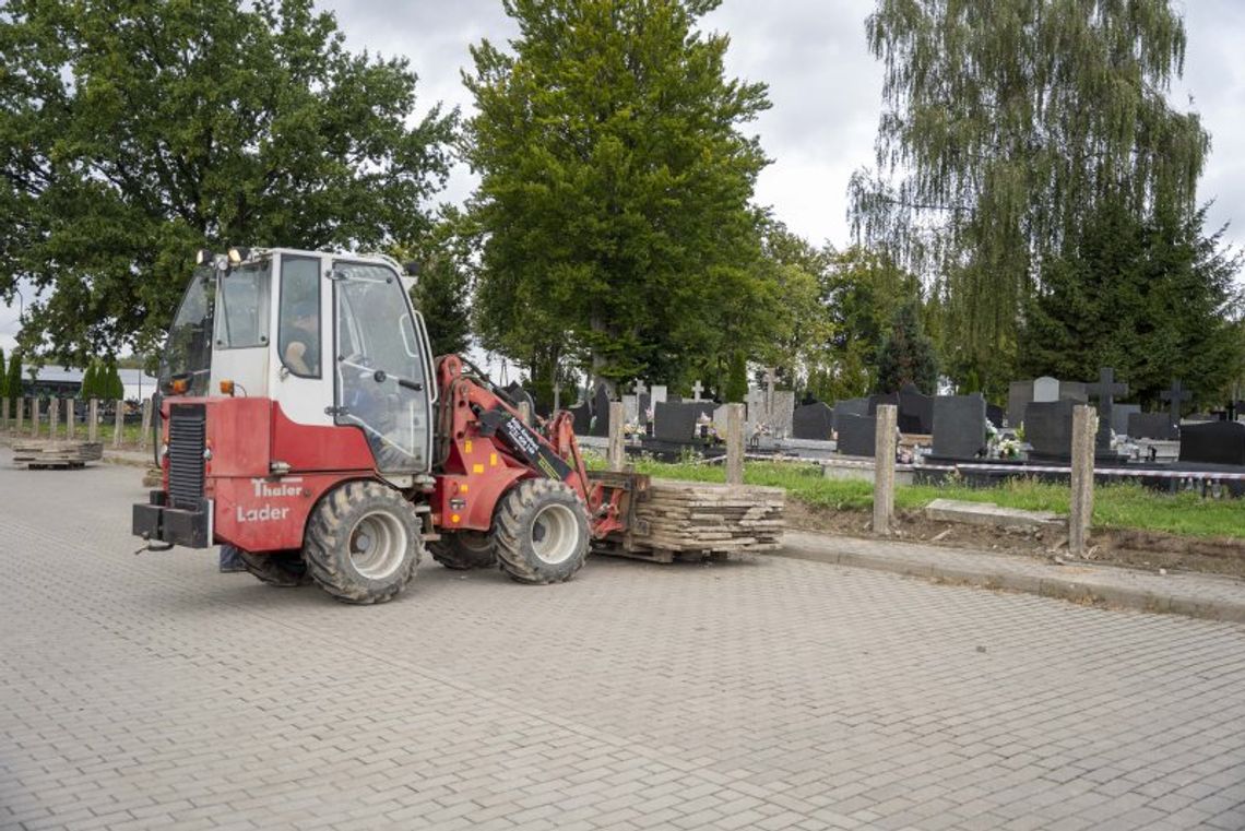 Nowy parkan przy cmentarzu komunalnym w Ciechanowie