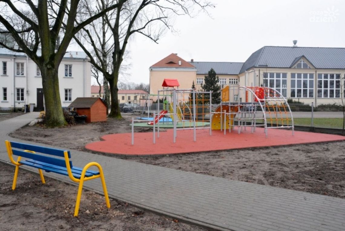 Nowy plac zabaw przy pułtuskim przedszkolu Nowy plac zabaw przy pułtuskim przedszkolu