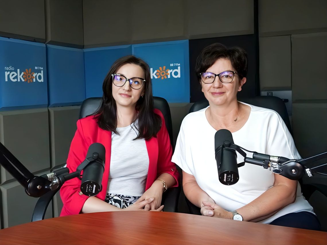 Rozmowa w studiu radiowym z dyrektor Ewą Krajzą i wicedyrektor Ewą Żmijewską z ZSTCKU w Ciechanowie