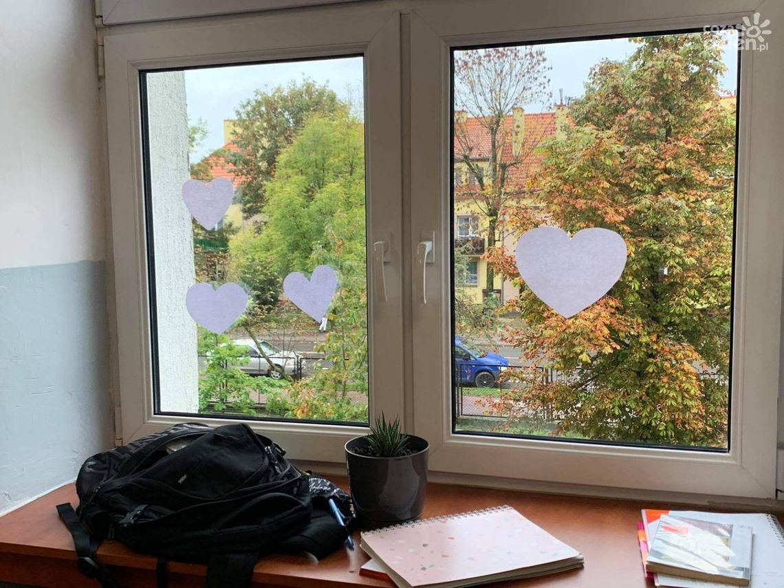 O Pani Radnej, która rozkleja białe serduszka