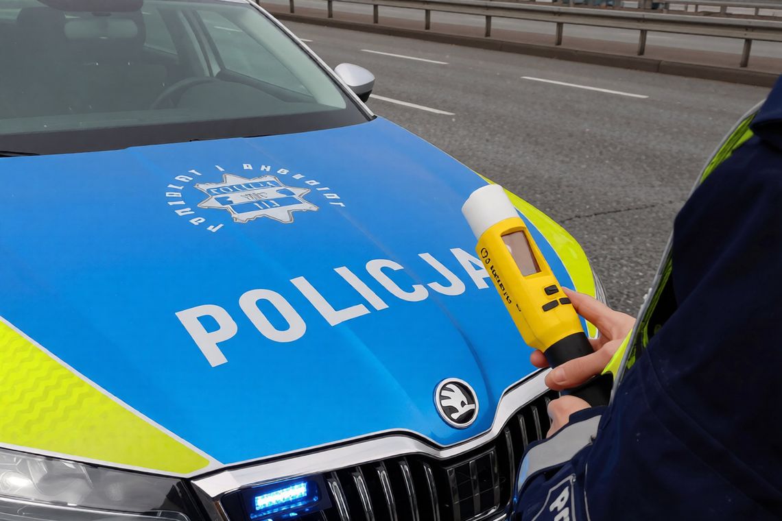 Obywatel Gwatemali miał blisko 0,8 promila alkoholu. Nietrzeźwy kierowca mazdy zatrzymany w Raciążu. Alkomat w dłoni policjantki