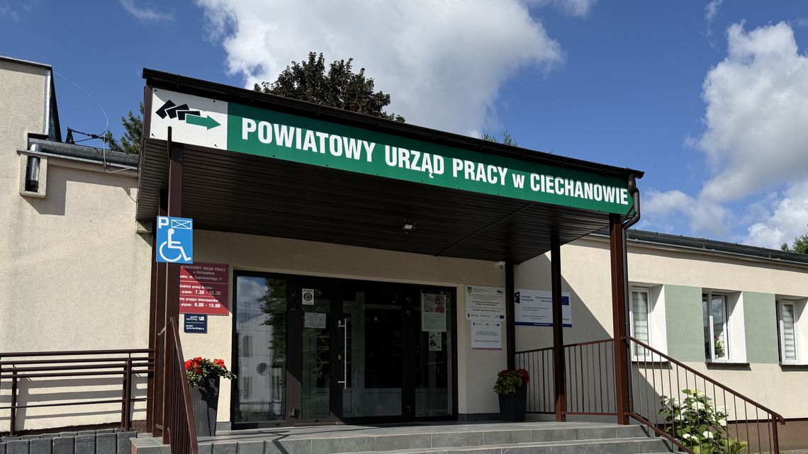 Wejście do Powiatowego Urzędu Pracy w Ciechanowie