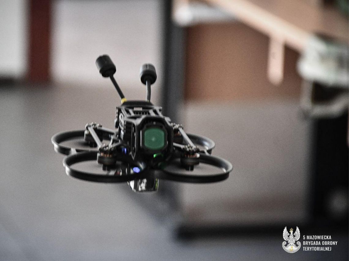 Oko w chmurach, strzał z ukrycia. Wspólne manewry snajperów i operatorów FPV w Zegrzu Oko w chmurach, strzał z ukrycia. Wspólne manewry snajperów i operatorów FPV w Zegrzu