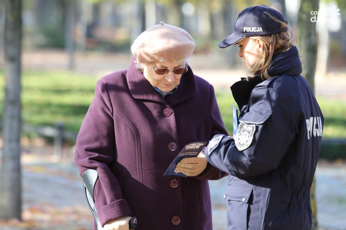 Okradła seniorkę! Płońska policja prosi o pomoc