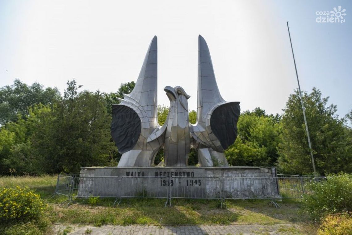Orzeł, który budzi kontrowersje. Miasto chce wyremontować pomnik, mieszkańcy domagają się likwidacji, wojewoda wszczyna postępowanie