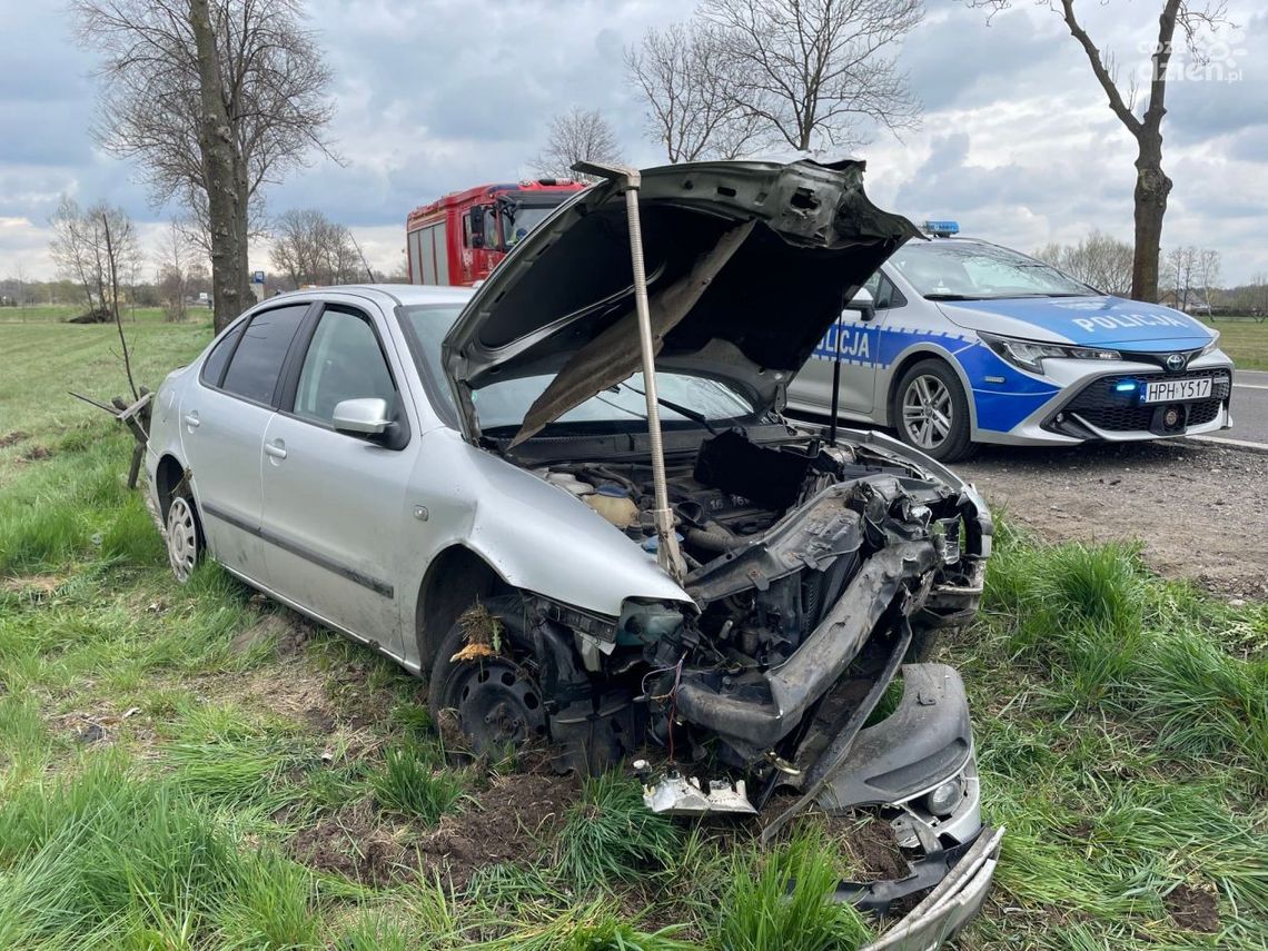 Osobówka dachowała pod Glinojeckiem