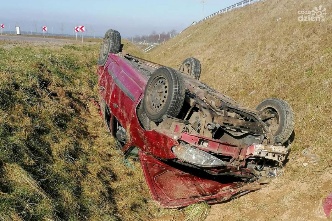 Osobówka wypadła z drogi. 4 osoby ranne, w tym troje dzieci
