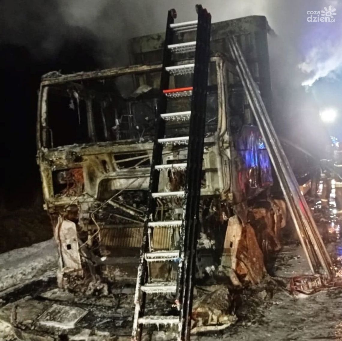 Palił się TIR przewożący makulaturę. Gasiło go 22 strażaków. 