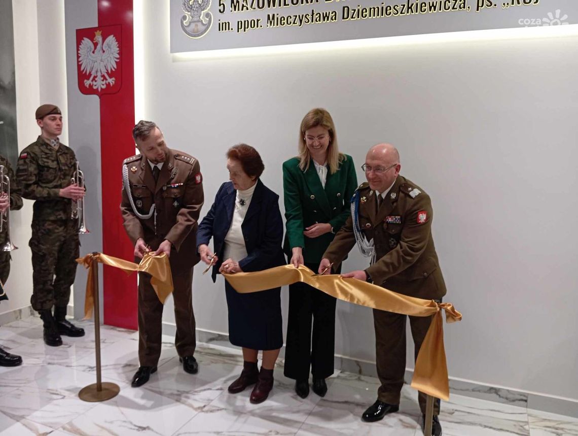 Pamiątki, repliki mundurów i sztandar. W koszarach otwarto Salę tradycji 5 MBOT