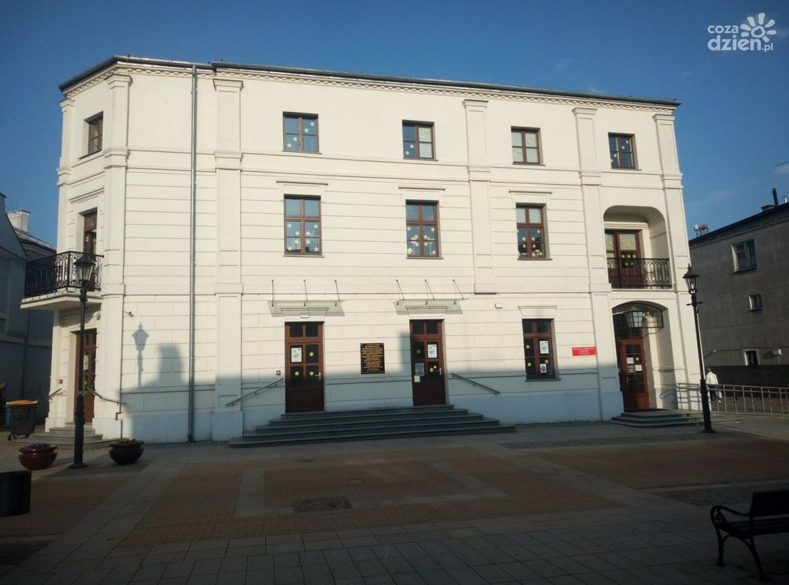 PBP w Ciechanowie. W oknach pojawiły się żonkile! Dlaczego?