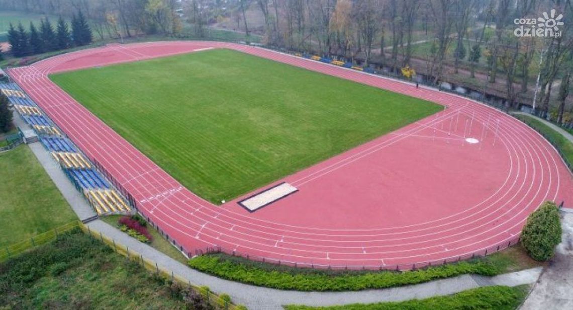Pierwszy gwizdek na stadionach - na trybunach ograniczenia