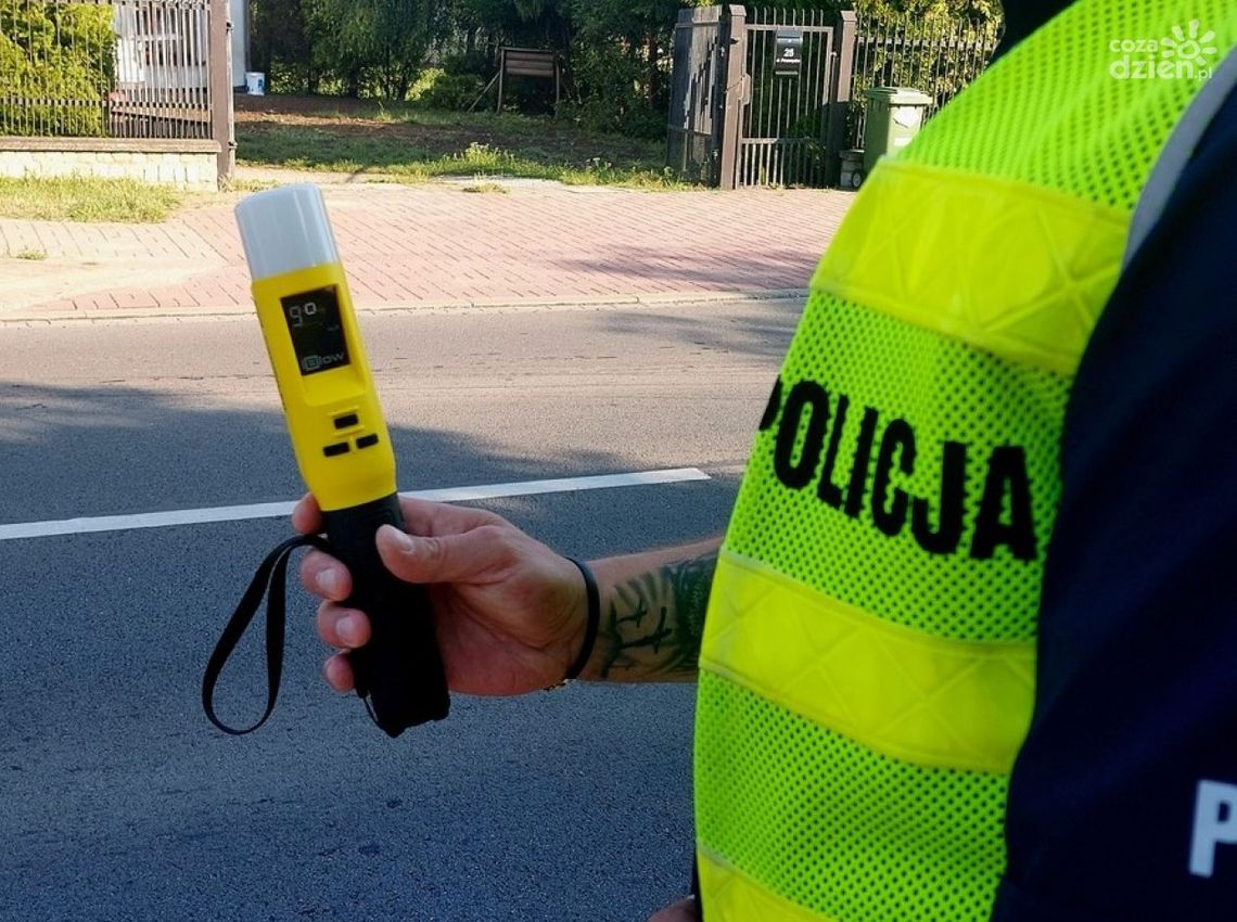 Pijana kierująca uderzyła w budynek w Przasnyszu - nie miała uprawnień do prowadzenia pojazdów