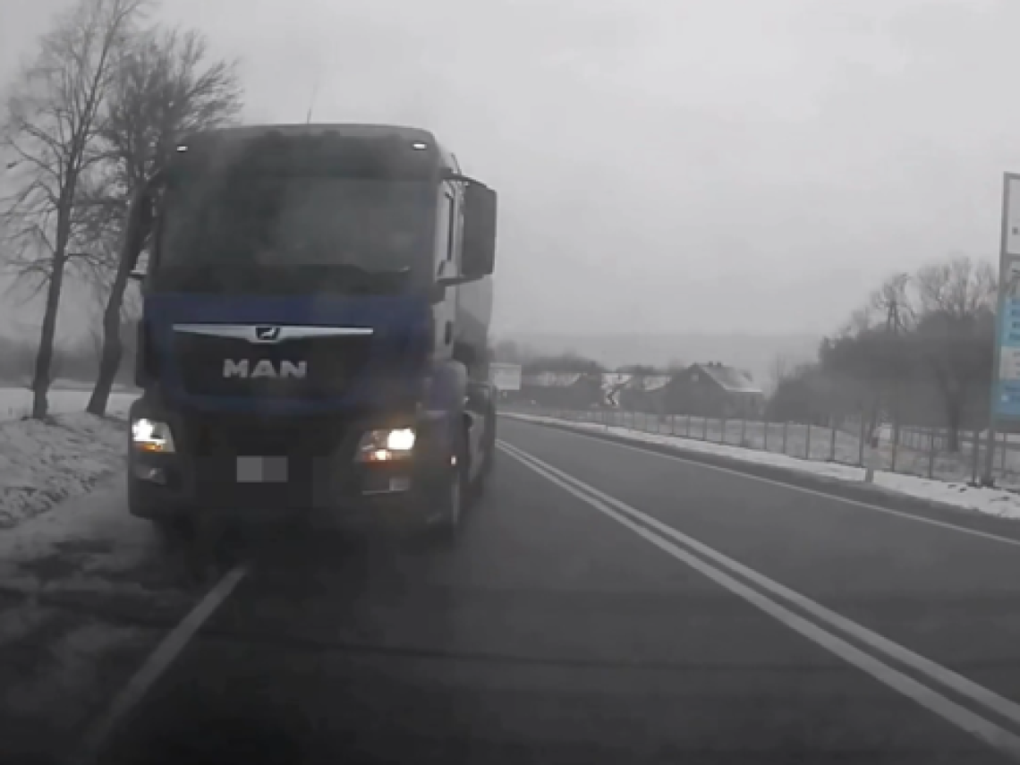 Pijany kierowca mlekowozu doprowadził do niebezpiecznej sytuacji na drodze. Policja udostępnia nagranie ku przestrodze