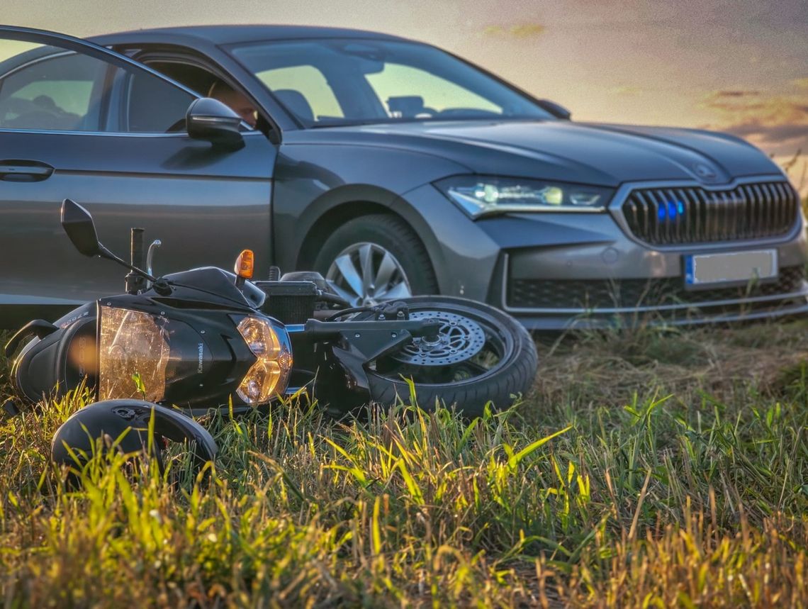 Pijany motocyklem uciekał przed mławską drogówką. 35-latek rozbił się na drodze gruntowej