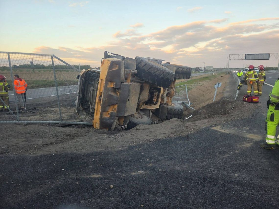 Pijany operator ładowarki wjechał do rowu: 2,5 promila i brak uprawnień