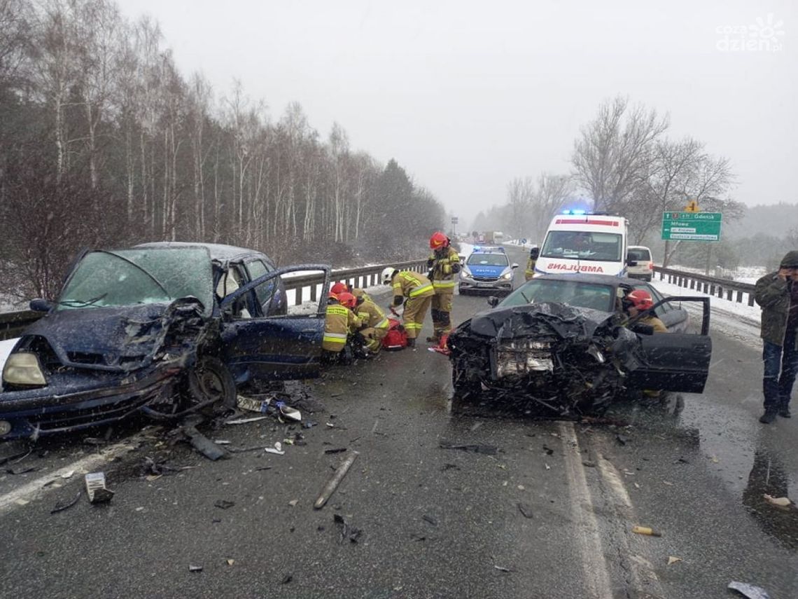 Pilne! Zderzenie trzech osobówek pod Mławą, droga jest zablokowana