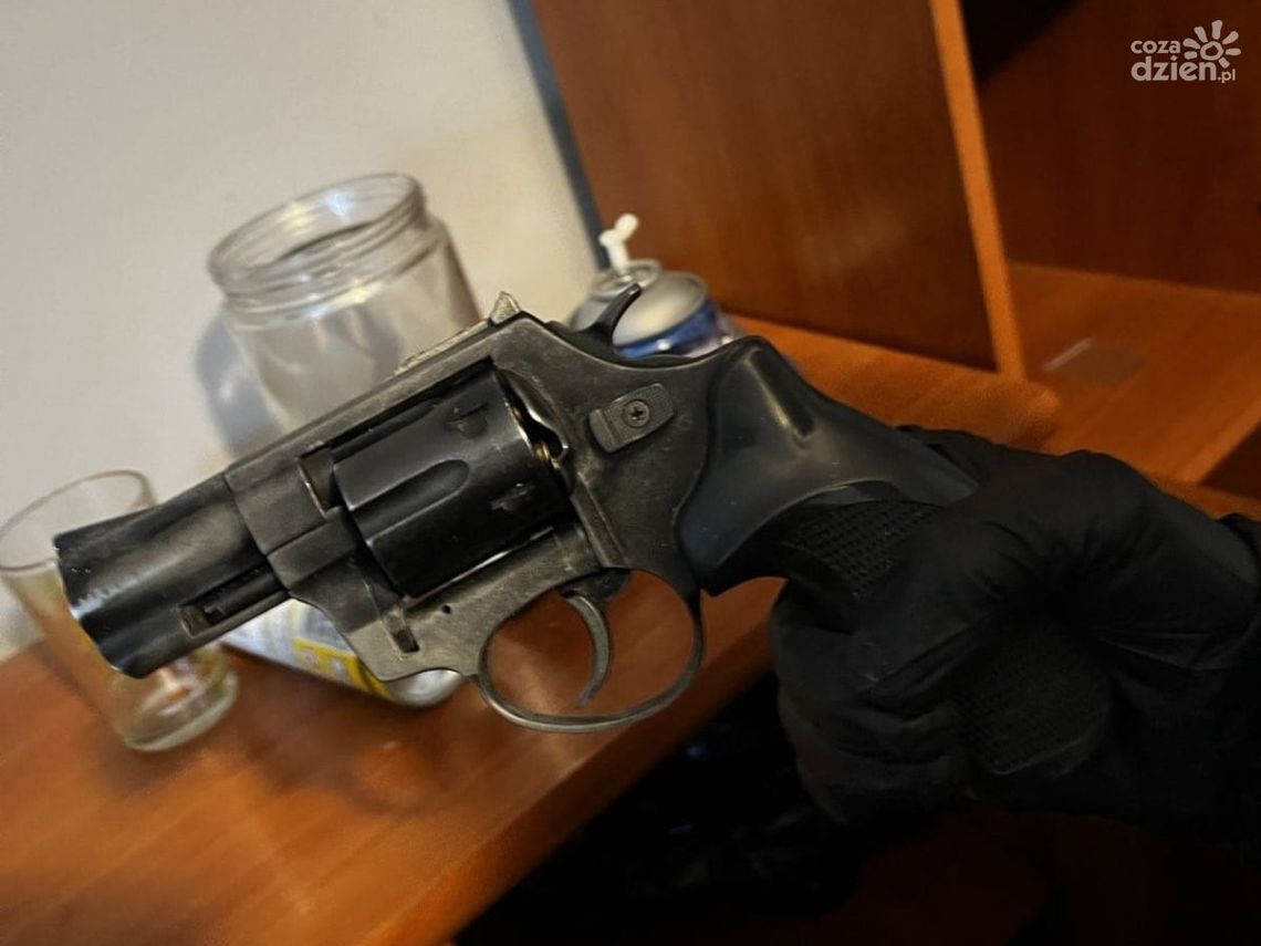 #PILNE Zlikwidowali u nas gang, przejęli broń i 9 kg narkotyków. Kulisy wielkiej akcji policji
