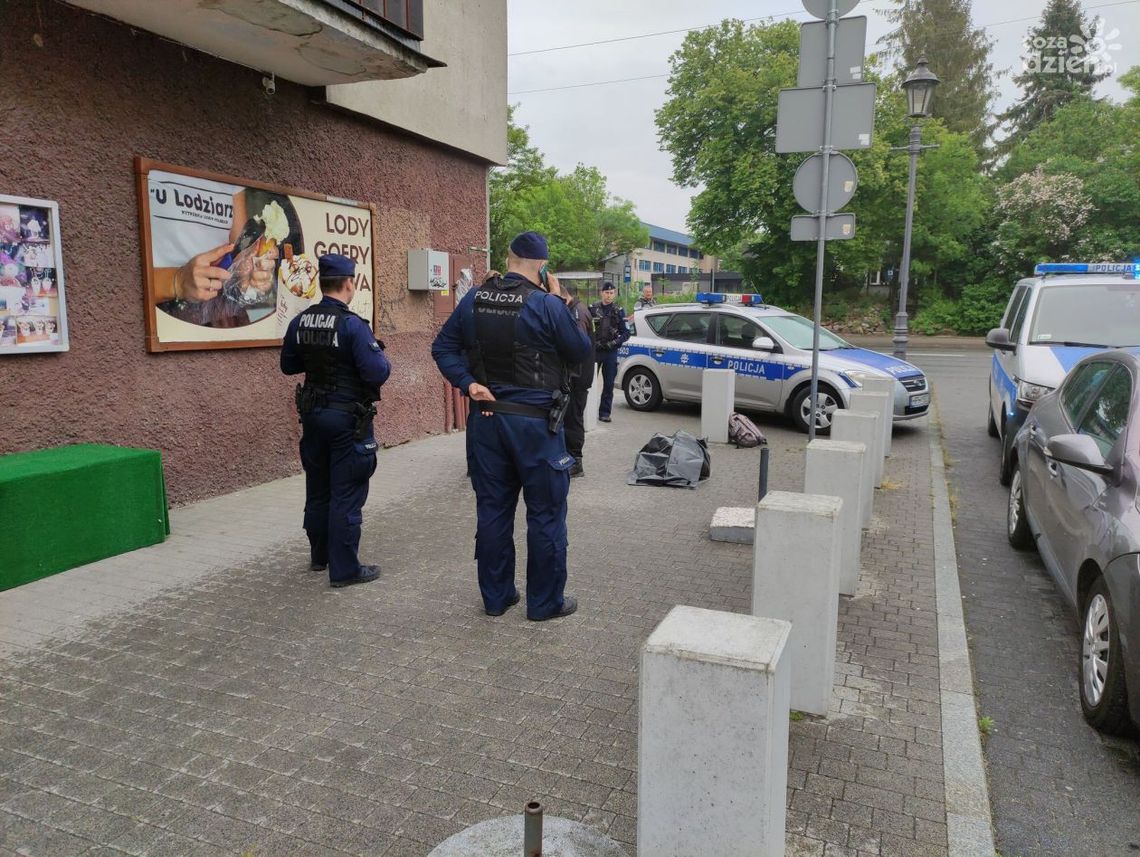 Pilne! Zwłoki kobiety na chodniku w centrum Ciechanowa 
