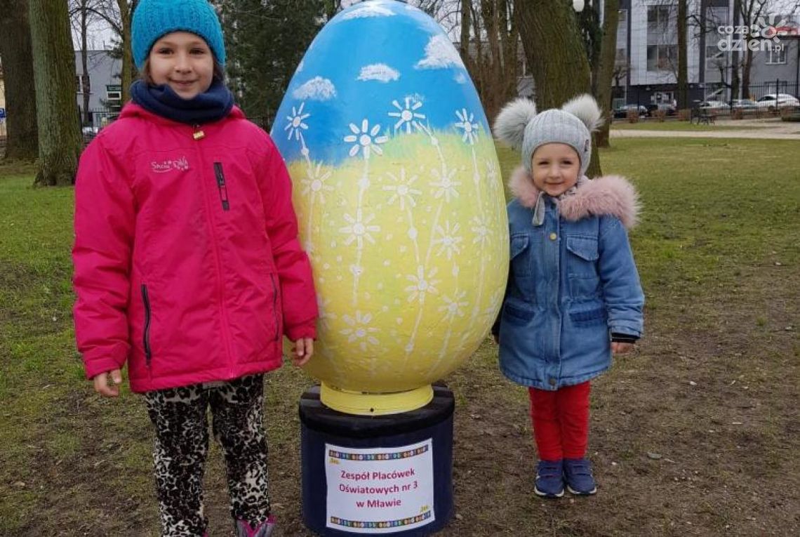 Pisanki w mławskim parku. Pomalowały je dzieci