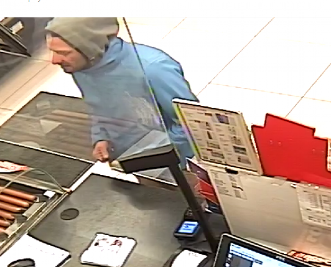 Płacił cudzą kartą, wcześniej wszedł do niezamkniętego mieszkania i ukradł torebkę