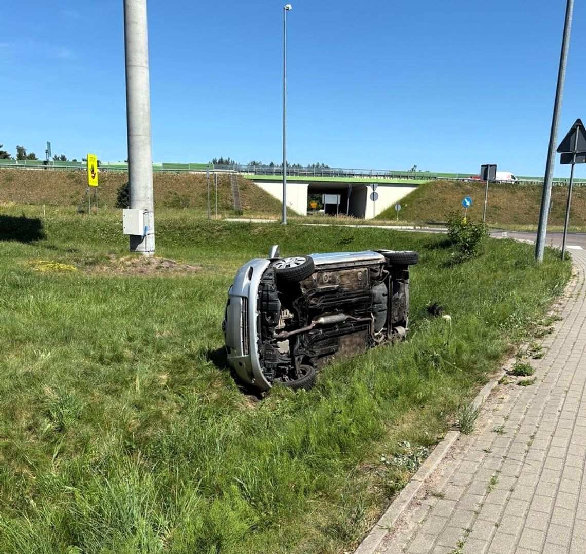 Płońsk: 74-latek zjechał z drogi i dachował. Miał 2 promile alkoholu w organizmie