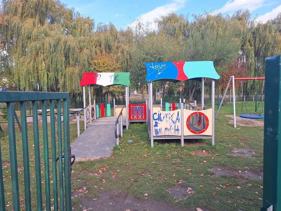 Płońsk mówi „sprawdzam” wandalom. Plac zabaw przy ul. Sarbiewskiego przejdzie rewolucję