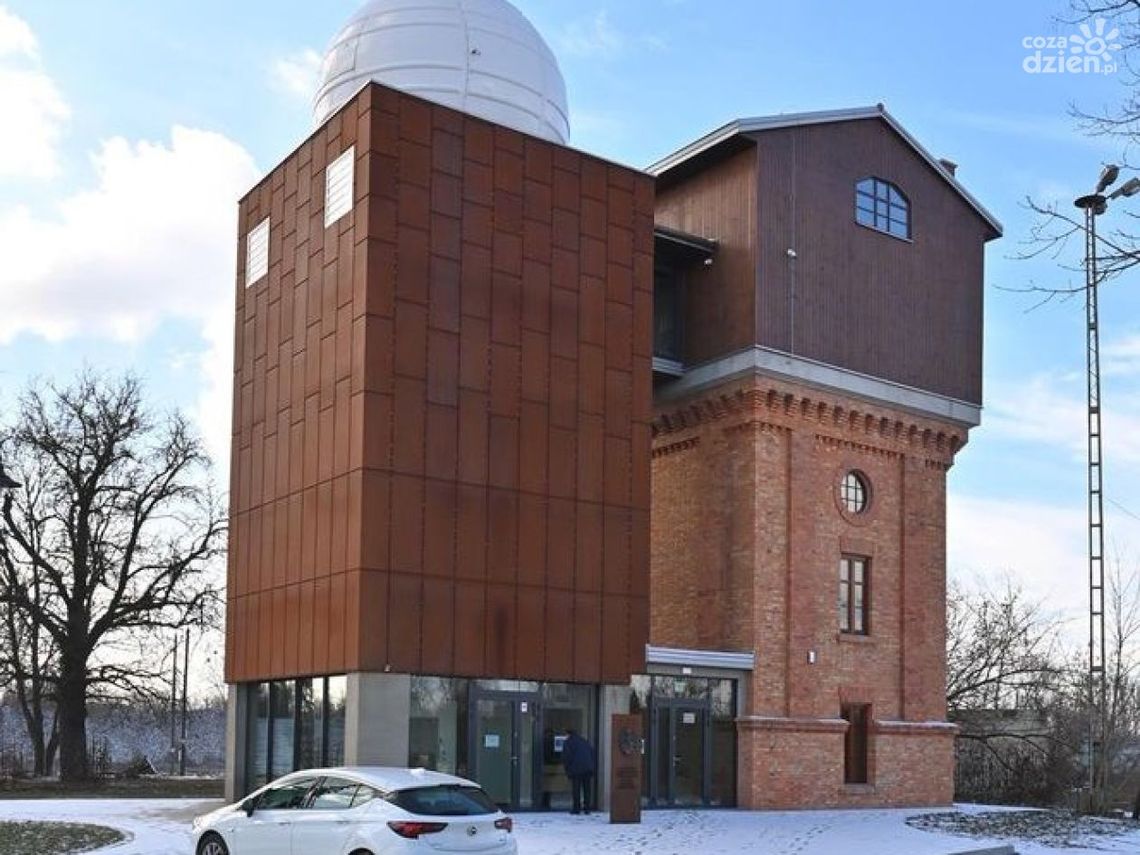 Płońsk: Zabytkowy Dworzec i Wieża Ciśnień Odzyskują Blask! Nowe Planetarium Atrakcją Regionu