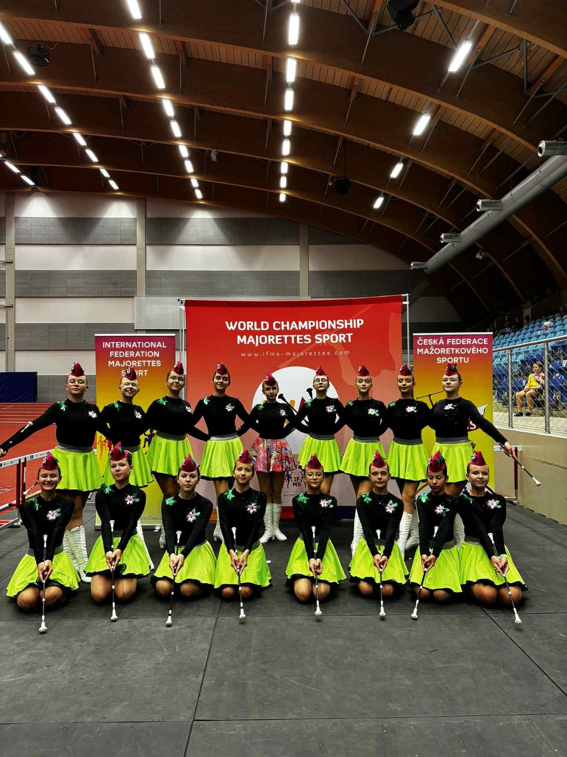 Mażoretki z Płońska w strojach, z medalami na Mistrzostwach Świata w Ostravie.
