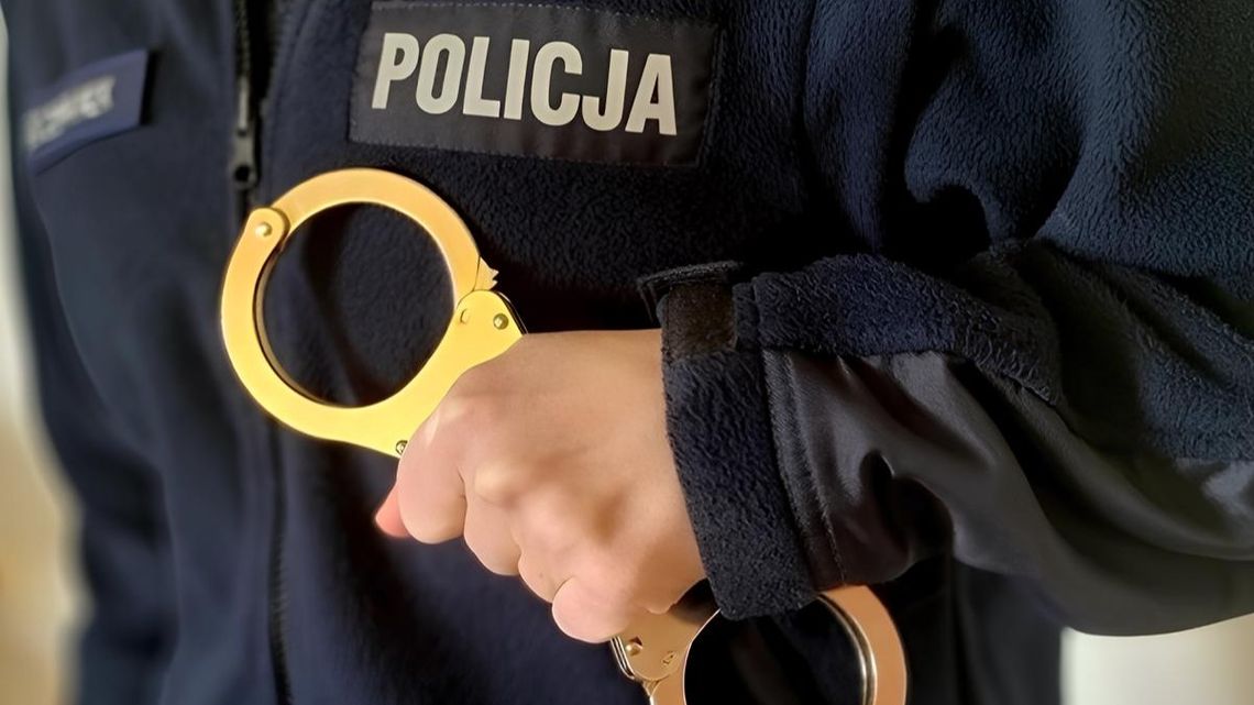 Pobili 40-latka i mieli przy sobie narkotyki. Policja z Pułtuska zatrzymała sprawców Policjant z kajdankami