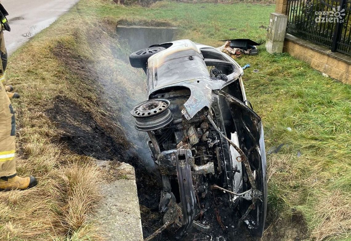 Pod Ciechanowem auto doszczętnie spłonęło
