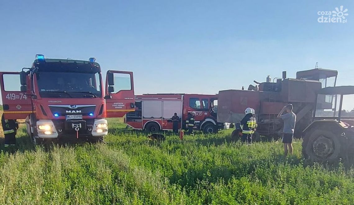 Pod Gruduskiem strażacy gasili pożar kombajnu