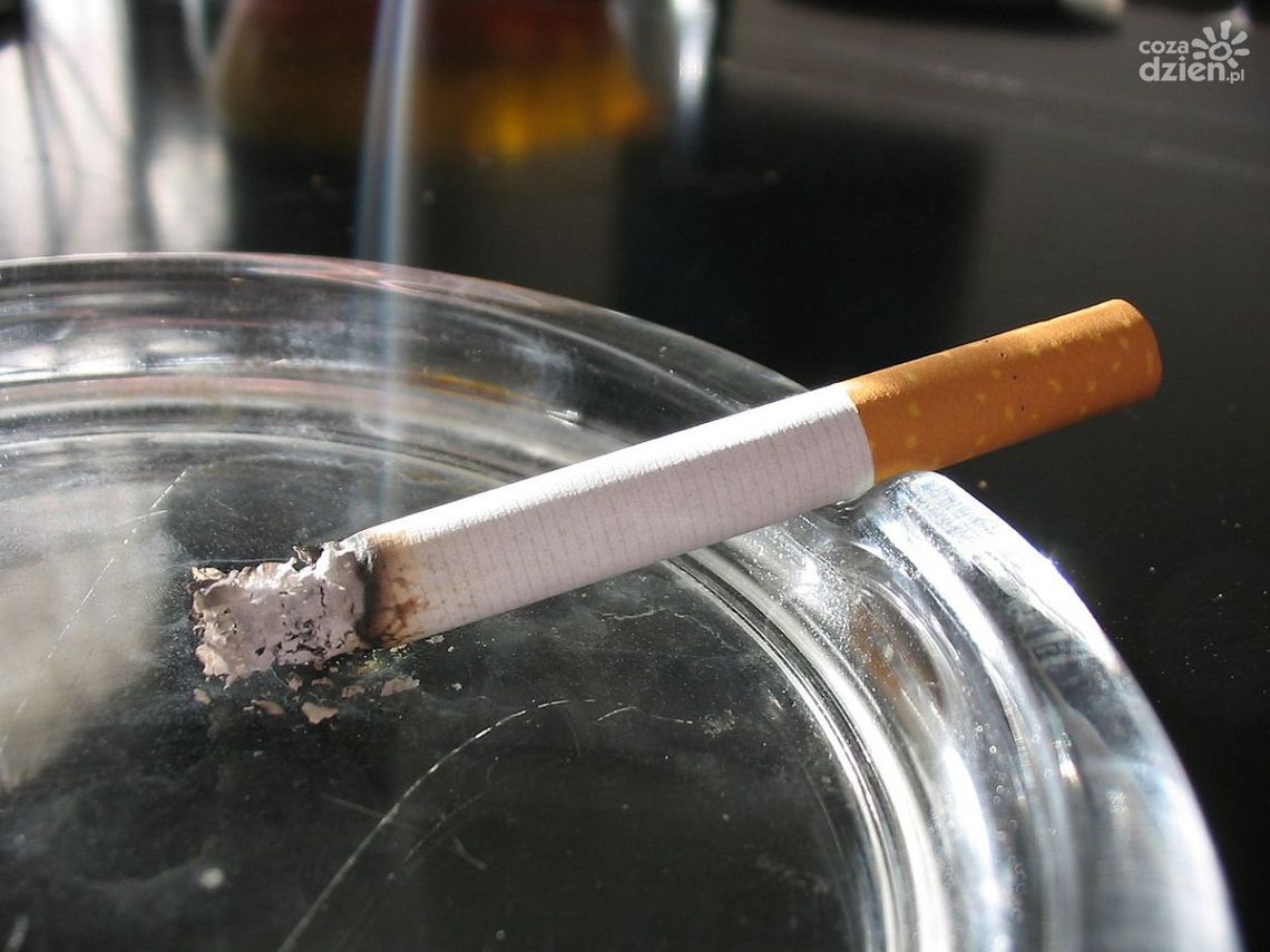 Podpalił papierosa przed sklepem, mógł stracić życie