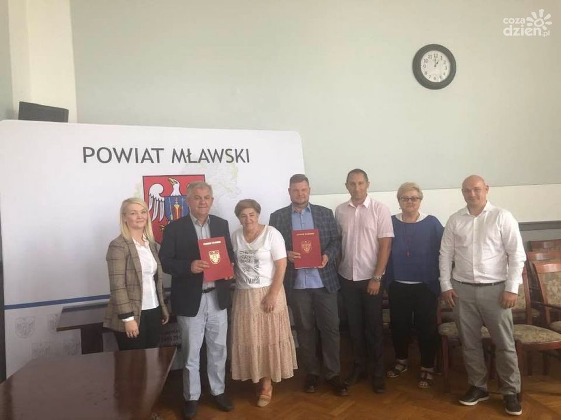 Podpisano umowę z wykonawcą budowy sali gimnastycznej przy mławskim "Ekonomiku." Powiat mławski podpisał dokument z firmą z Torunia