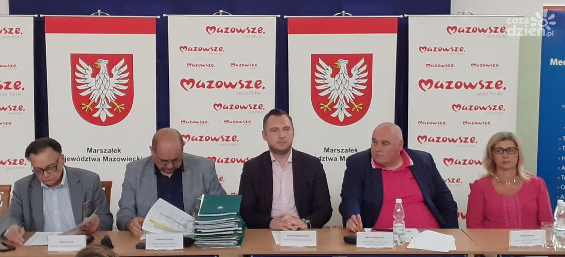 Podpisano umowy na wsparcie lokalnych przedsięwzięć. Pieniądze popłyną z budżetu województwa