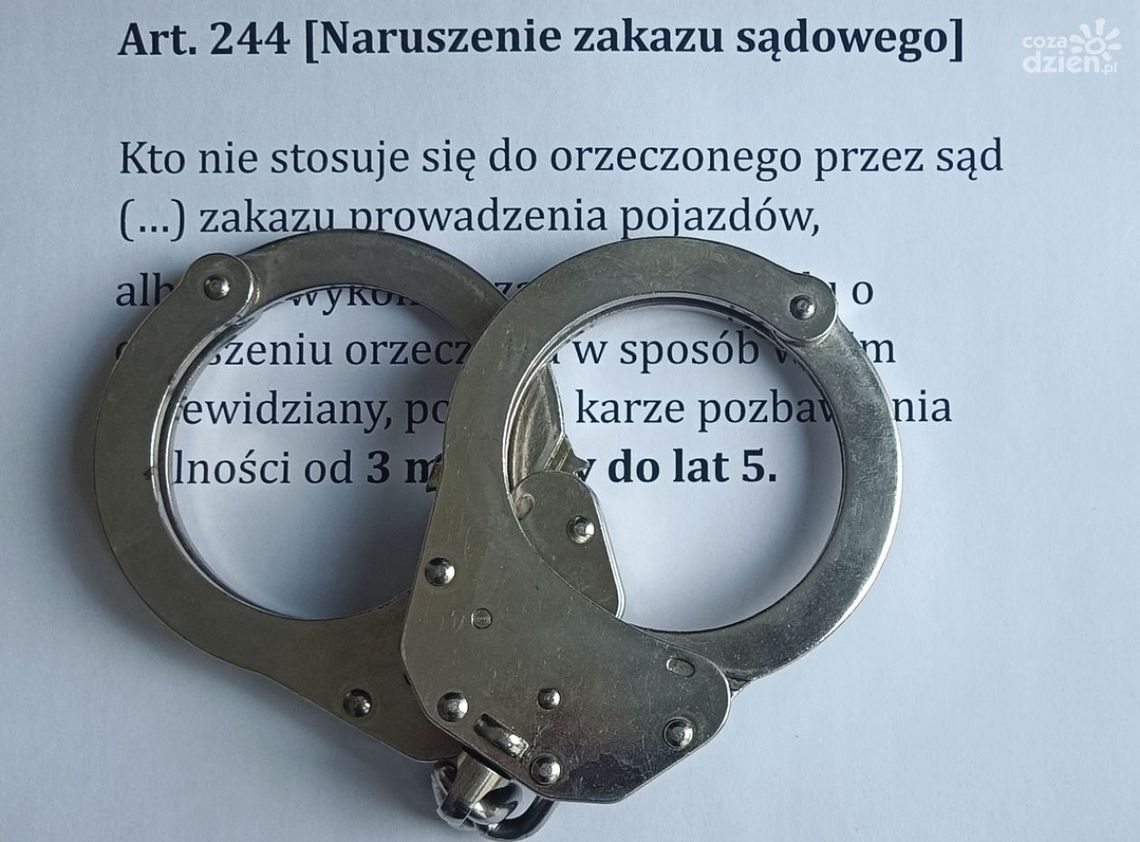 Pojazd miał awarię. Policjanci po rutynowej rozmowie odkryli trzy zakazy prowadzenia pojazdów na koncie kierowcy
