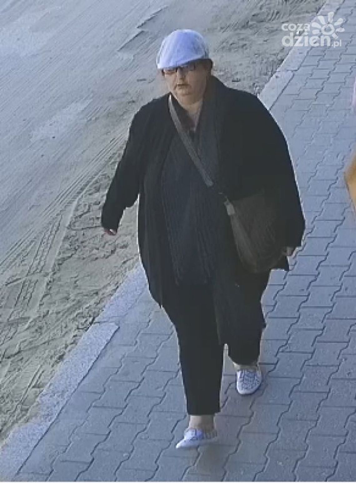 Połaszczyła się na cudzy portfel i okulary [zdjęcia]. Namierzyły ją kamery sklepu z używaną odzieżą