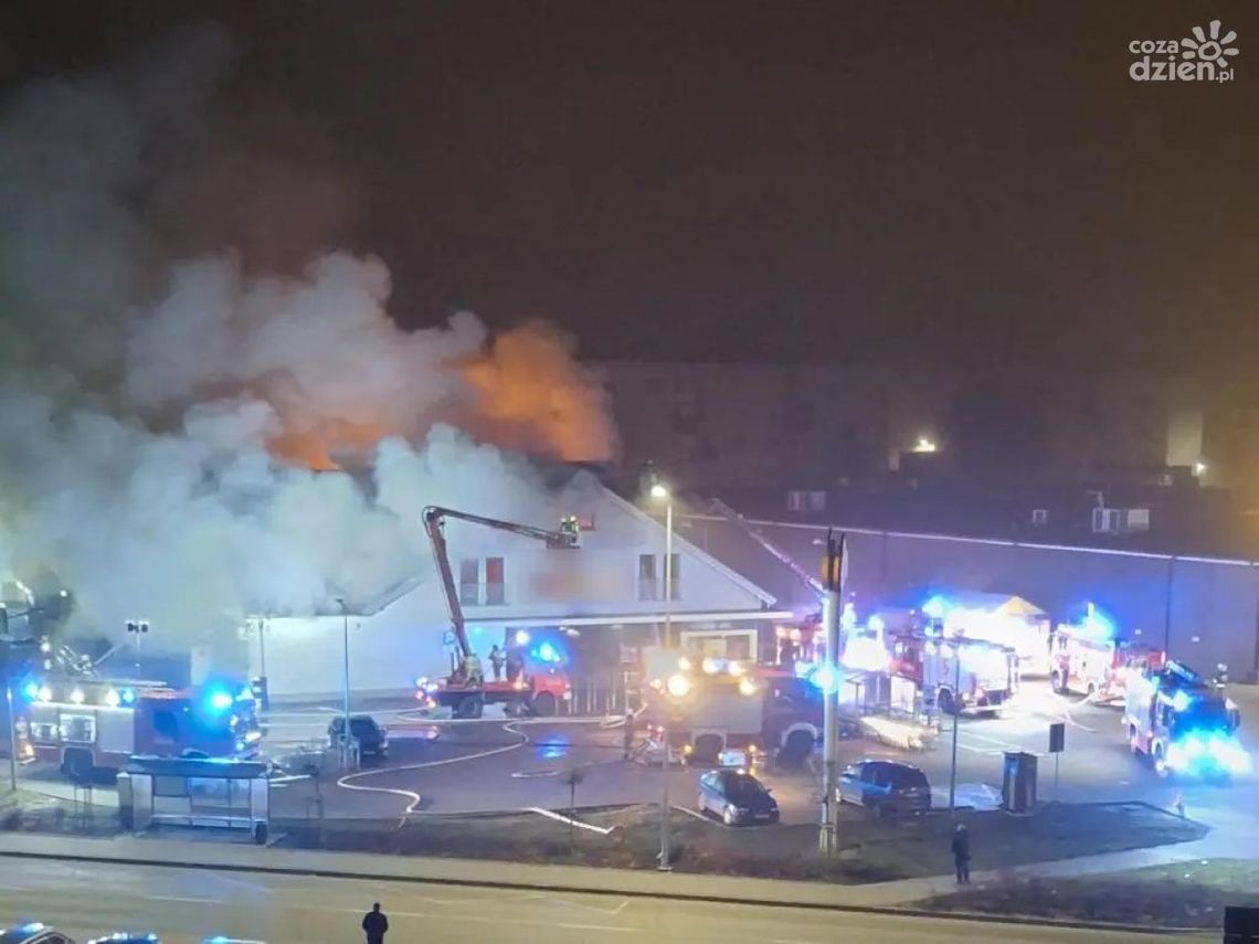 Policja nie wyklucza podpalenia. Pożar marketu w Płońsku
