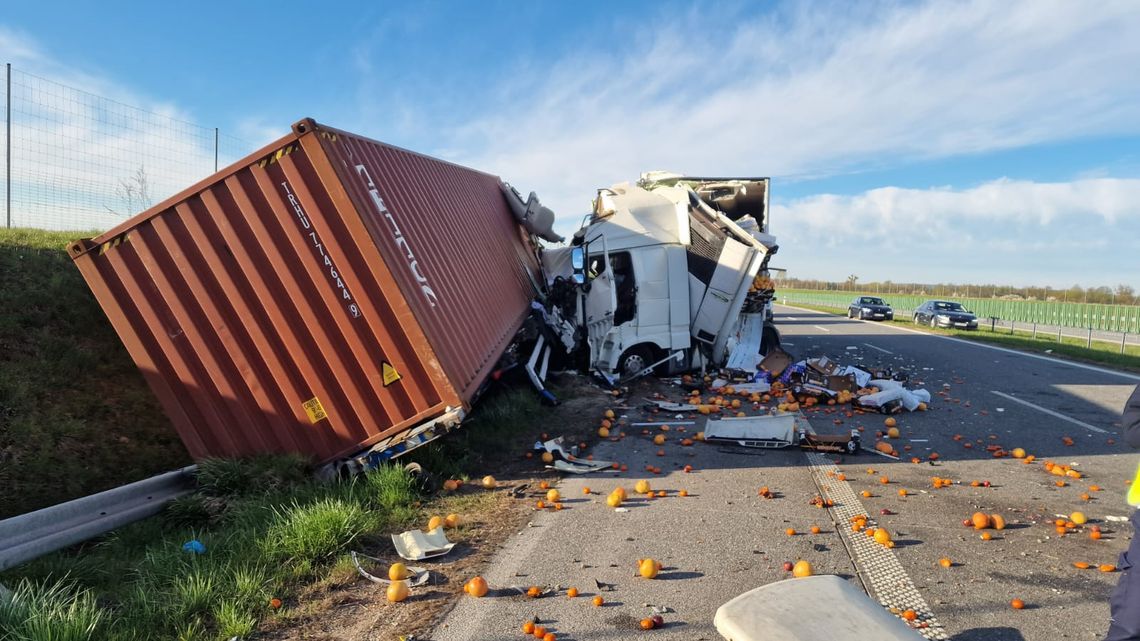 Policja o nocnym wypadku na S7 -kierowca uderzył w naczepę, pasażer zmarł w szpitalu