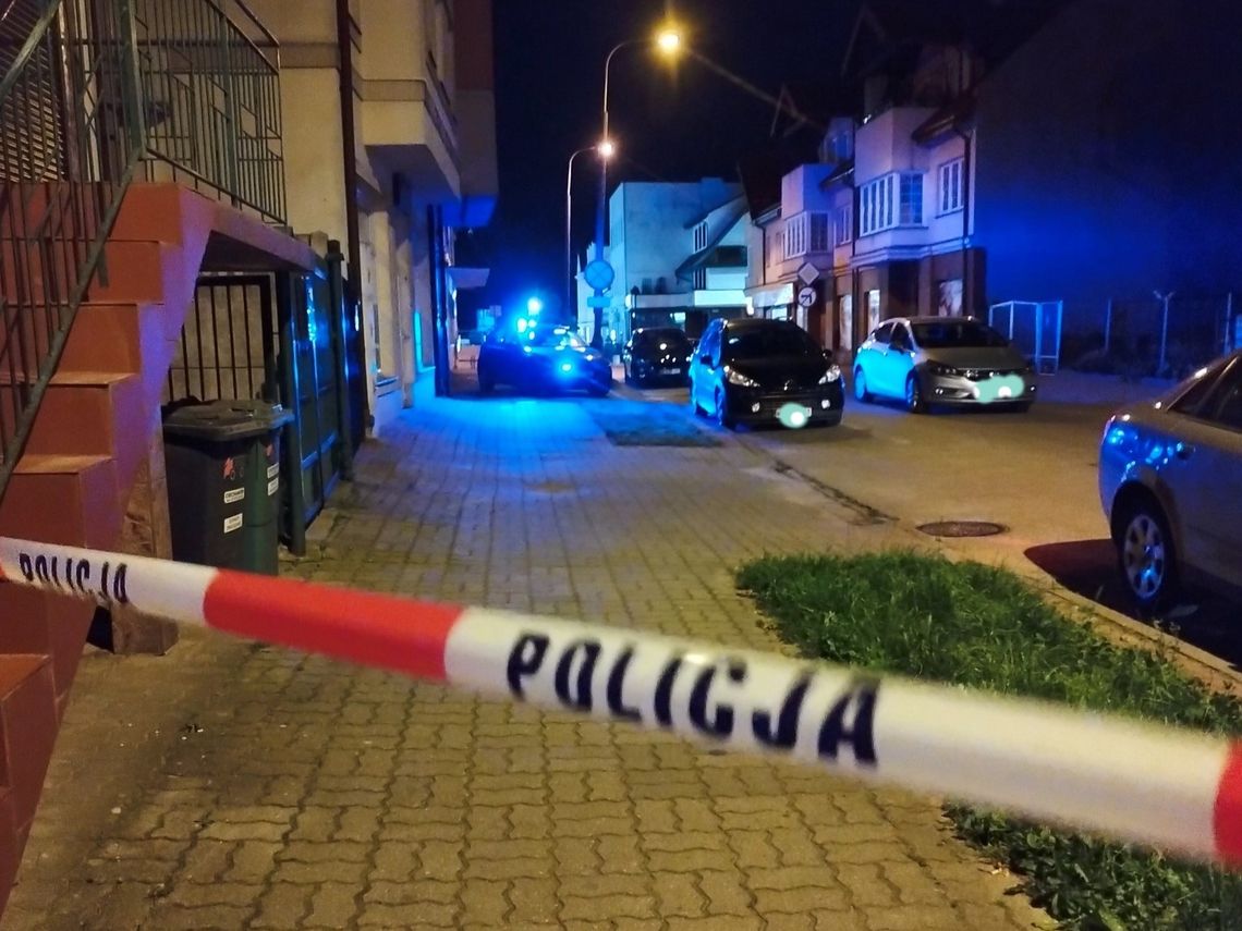 Policyjne samochody w miejscu przestępstwa
