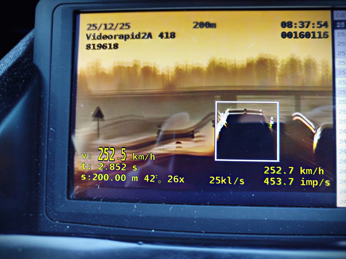 Policja zatrzymała "rekordzistę" pod Strzegowem. Mieszkaniec Sopotu jechał ponad 250 km/h Zdjęcie vidoradaru z przekroczoną prędkością