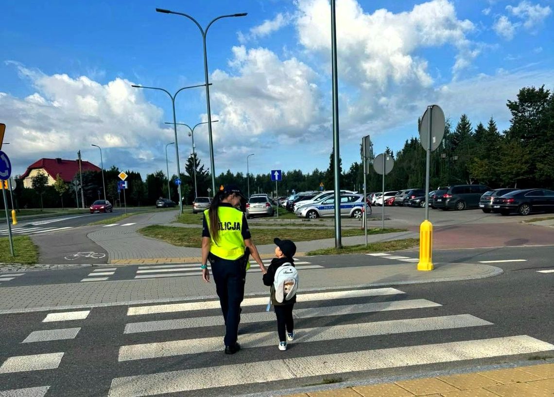 Policjanci i strażnicy miejscy kontrolują okolice szkół od wczesnego ranka