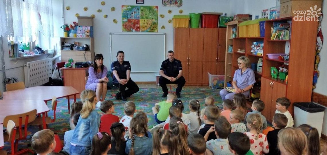 Policjanci przypominają o bezpieczeństwie podczas wakacji