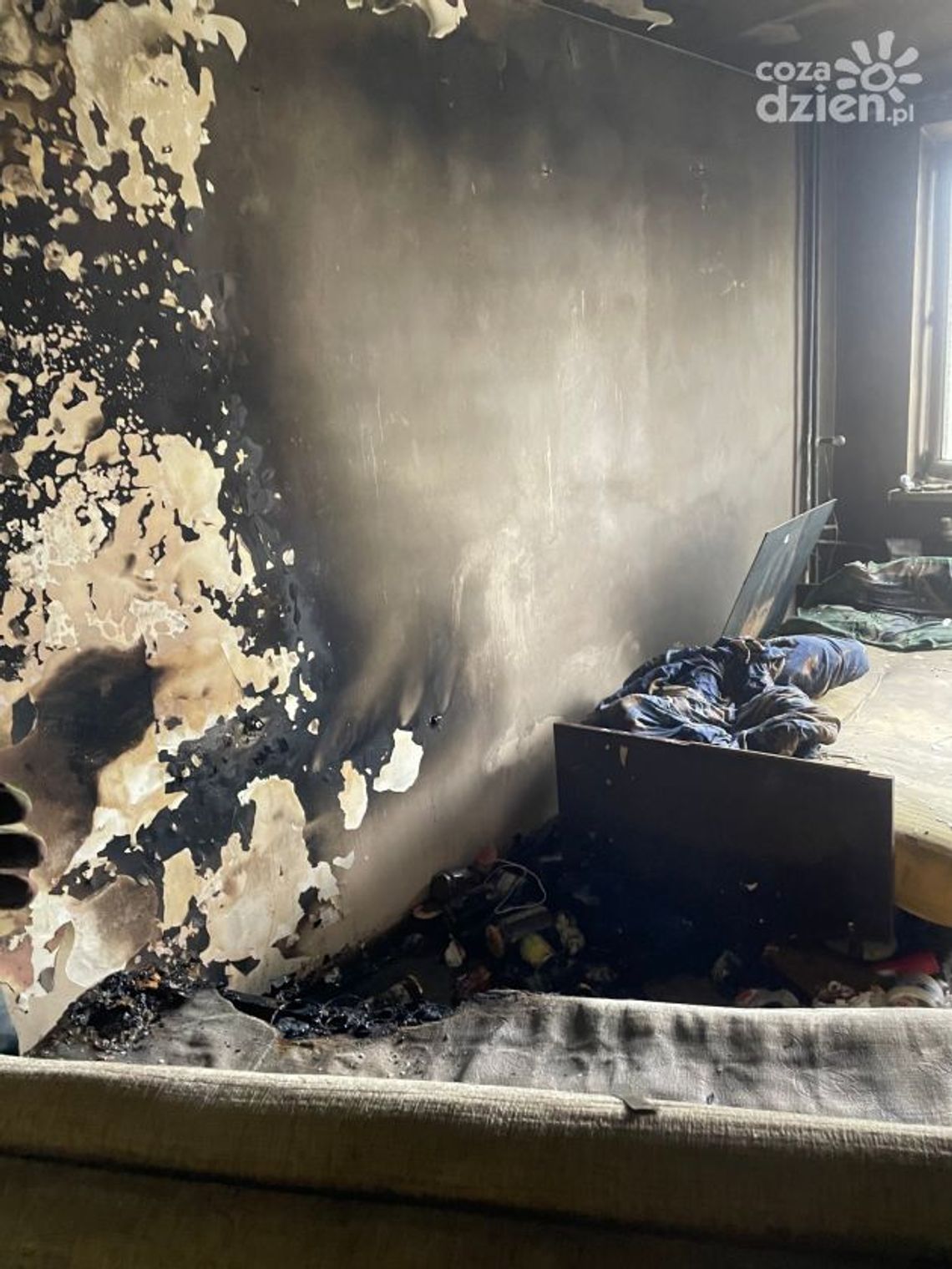 Policjanci wynieśli 55-letniego mężczyznę z palącego się mieszkania 