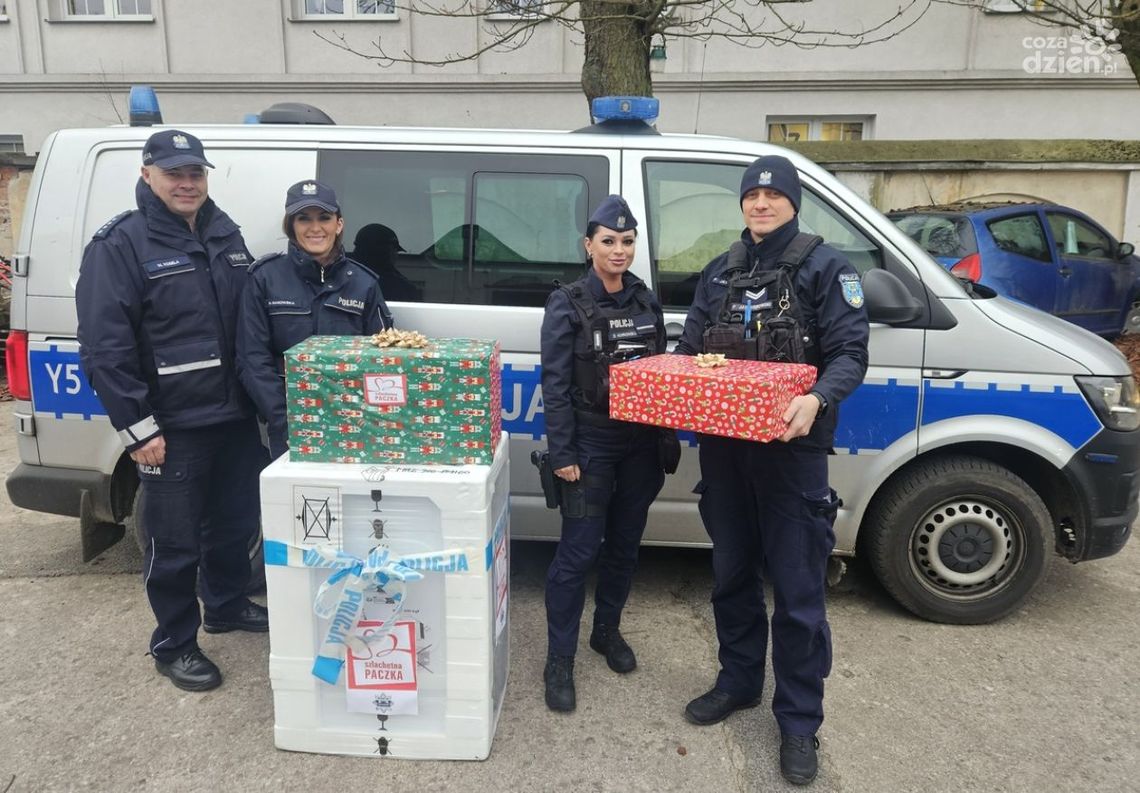Policjanci z Ciechanowa pomagają w ramach „Szlachetnej Paczki”
