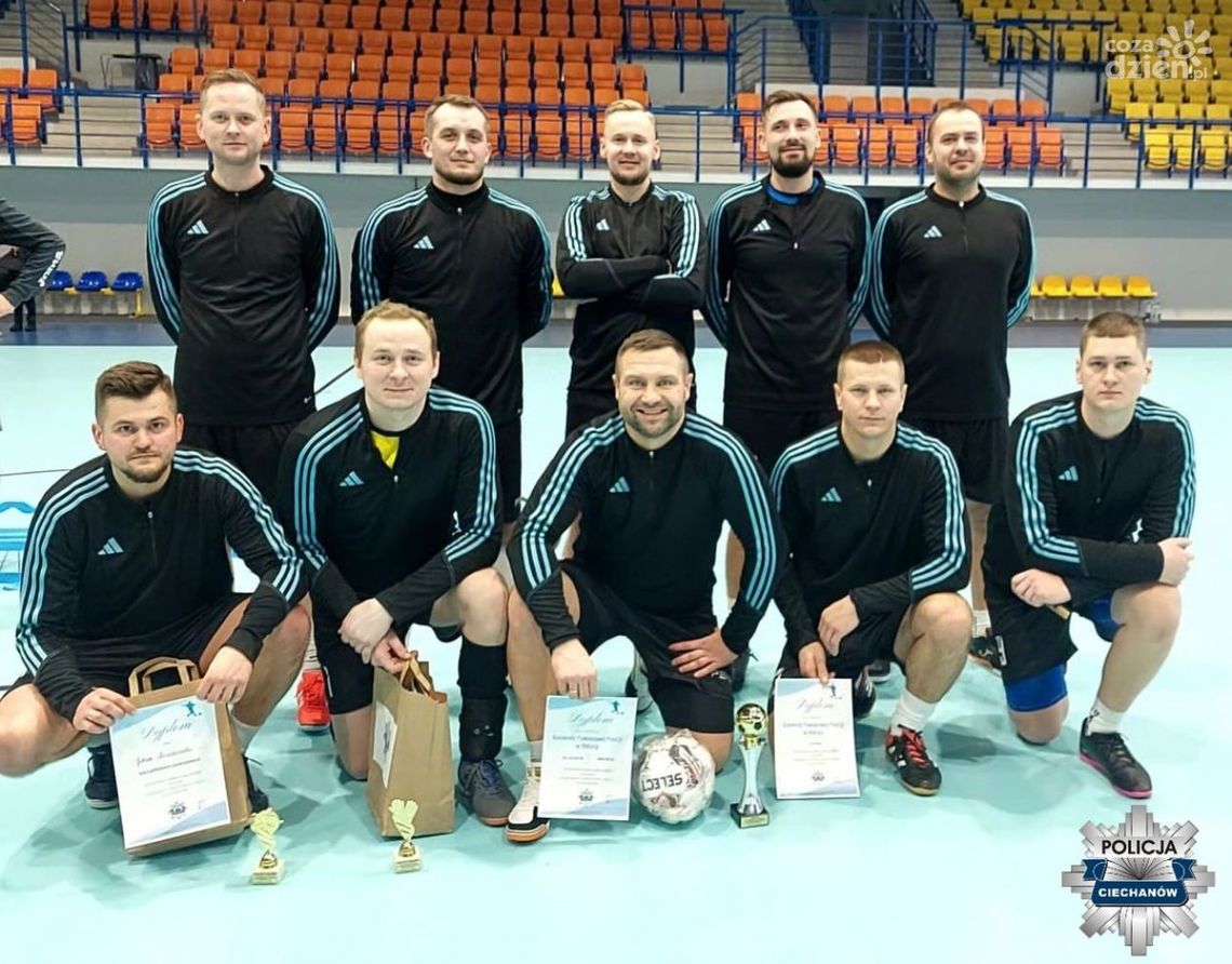 Policjanci z Nidzicy triumfują w Halowym Turnieju Piłki Nożnej w Ciechanowie