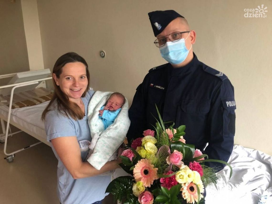 Policjant odebrał poród w aucie