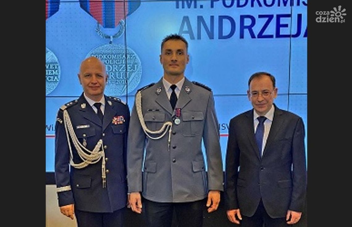 Policjant z Glinojecka bohaterem. Wyniósł mężczyznę z płonącego budynku