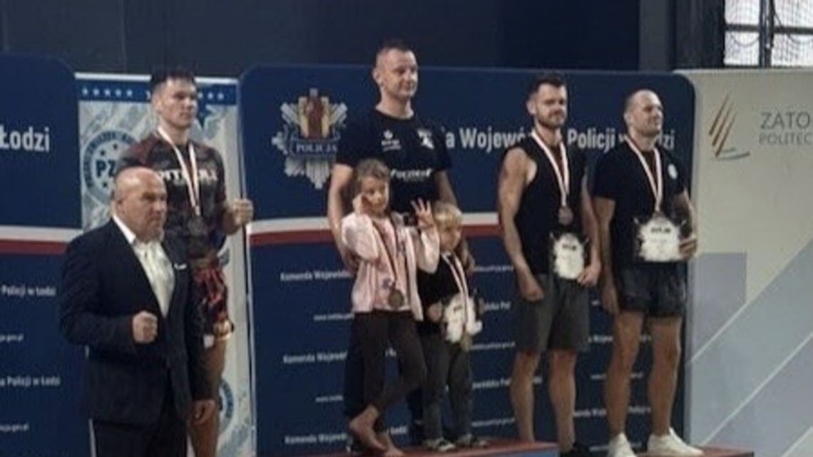 Policjant z Płońska trzeci w mistrzostwach Polski w kickboxingu Zawodnicy z medalami na podium Mistrzostw Polski Służb Mundurowych w Kickboxingu w Łodzi