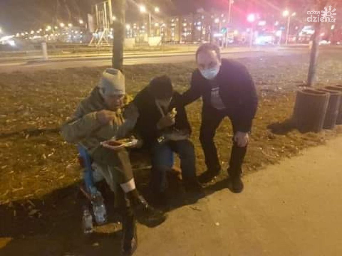 Pomagają bezdomnym z sercem, ale czy z głową? 